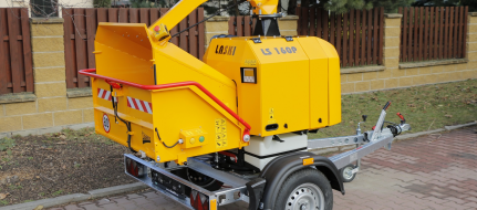 Powerful chipper with petrol engine on braked chassis (26,5 HP) LS 160 PB