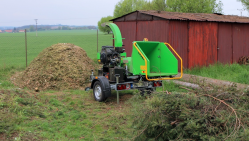 Chipper with petrol engine on braked chassis LS 100/27 CB